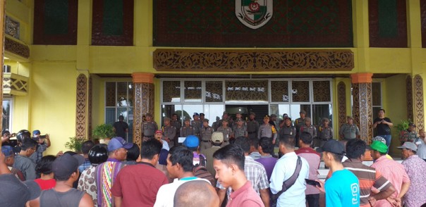 Seratusan warga KM 5 Jalan Koridor PT. RAPP mendatangi kantor Bupati Pelalawan/ardi