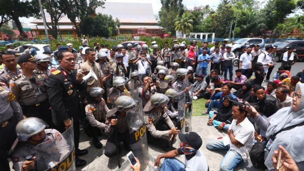 Kapolda Riau Irjen Pol Widodo Eko Prihastopo saat berbincang dengan Masyarakat Koto Aman