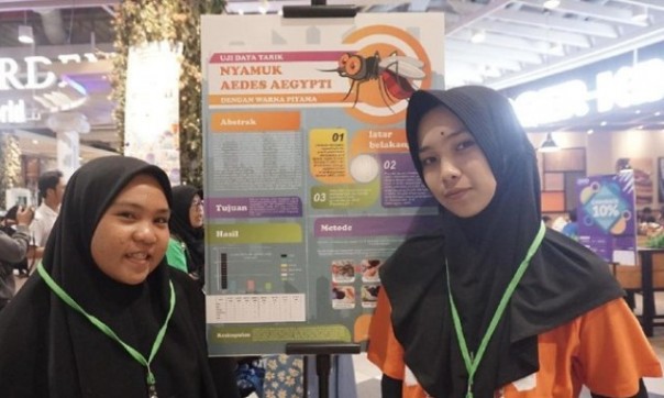 Meutia Tri Lestari dan Mytha Shabira, dua siswa asal Bengkulu yang menemukan fakta nyamuk DBD suka hingga pada wadah berwarna hitam. Foto: int 