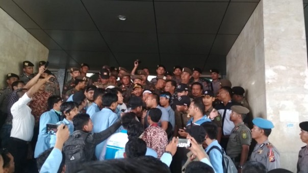 Mahasiswa mencoba masuk kantor gubernur Riau
