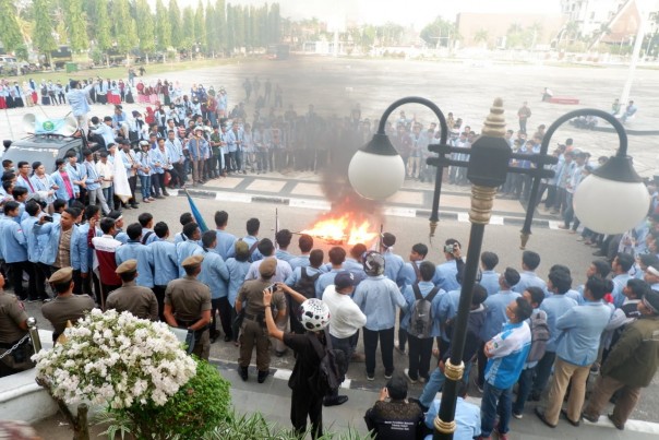 Mahasiswa Unri membakar replika patung dengan foto Syamsuar karena kecewa tak menemui mereka