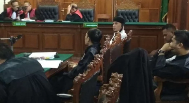 Ahmad Dhani menjalani sidang di Pengadilan Negeri Surabaya, Selasa 12 maret 2019. Foto: int 