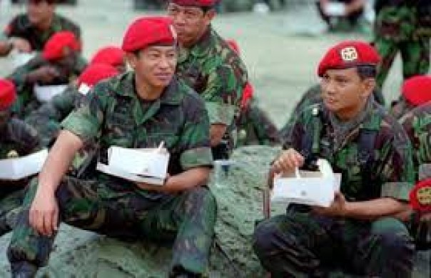 Foto zaman dulu Agum Gumelar bersama Prabowo makan nasi kotak (foto/int) 
