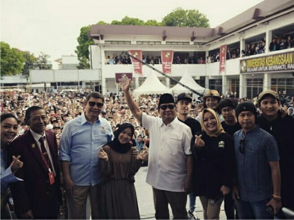 Nissa Sabyan bersama Prabowo di konser Bandung (foto/int) 