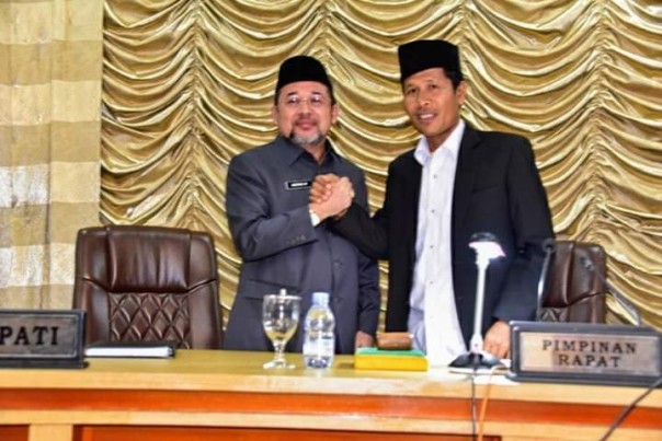 Wakil Ketua DPRD Bengkalis, H Indra Gunawan (Eet)  dan Sekda Bengkalis H Bustami HY/hari