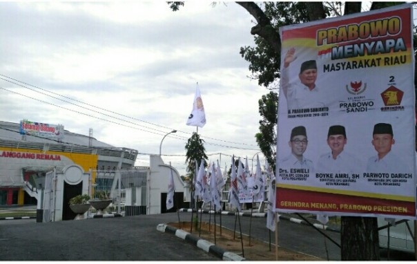 Spanduk Prabowo menyapa Riau mulai banyak dipasang (foto/riki) 