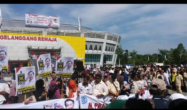 Ribuan masyarakat antusias sambut kedatangan Prabowo di Gelangang Remaja