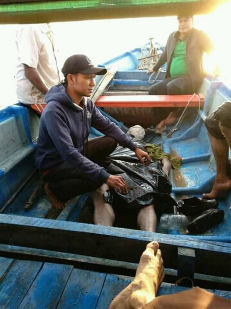 Korban Mizi saat dievakuasi warga masyarakat Desa Teluk Lecah menggunakan speedboat dan sudah meninggal dunia/hari