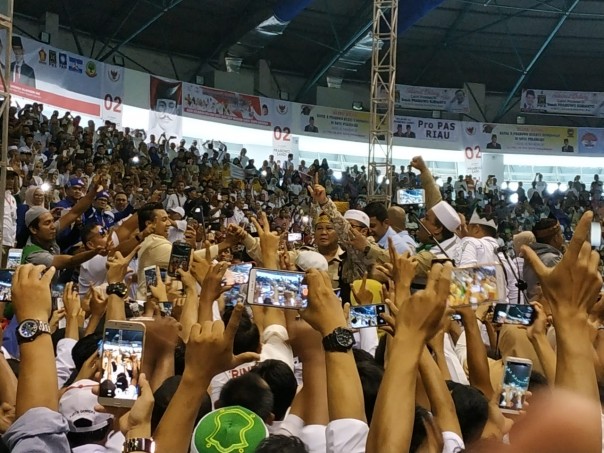 Ribuan warga Riau berdesakan temui Prabowo Subianto (foto/riau24) 