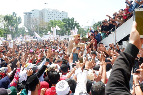 Ribuan warga tumpah ruah kejalan sambut Capres Prabowo Subianto