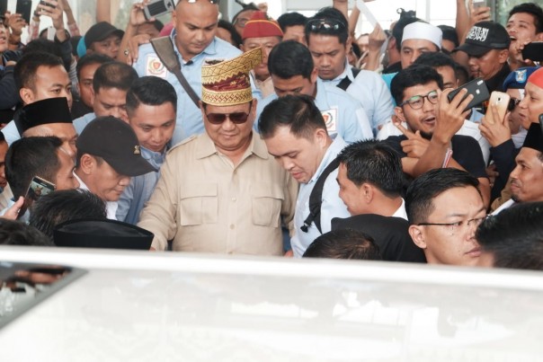 Prabowo memakai Tanjak Riau selama di Pekanbaru (foto/Amri) 