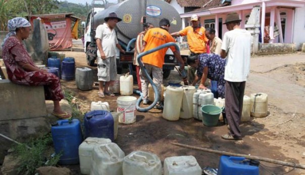 PDAM Bengkalis menyalurkan air bersih ke desa-desa kekurangan air bersih saat musim kemarau saat ini/hari