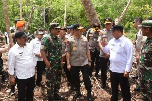 Panglima TNI, Kapolri didampingi Gubri dan Bupati Bengkalis meninjau karhutla di Pulau Ru[at Bengkalis/hari