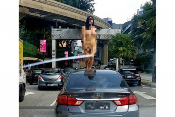 Seorang wanita transgender membuat heboh di sebuah jalan macet di Malaysia dengan menari telanjang. Foto/The Star