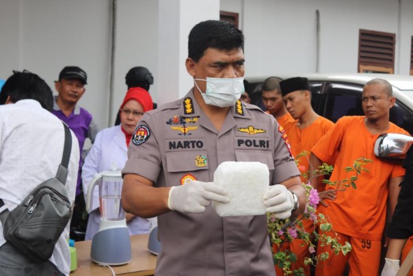 Kabid Humas Polda Riau Kombes Pol Sunarto Saat melakukan pemusnahan barang bukti Kamis siang. Foto (amri)