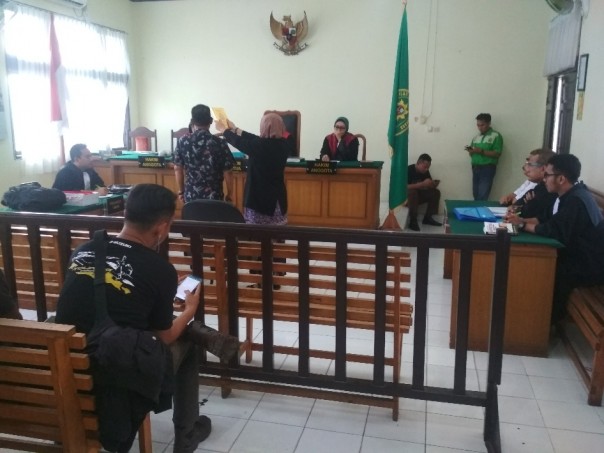 Saksi ahli memberikan sumpah saat menjadi saksi dalam perkara penggelapan di PN Pekanbaru. 
