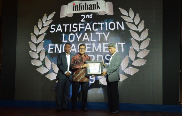 Dirut Bank Riau Kepri, DR Irvandi Gustari raih penghargaan dari Info Bank
