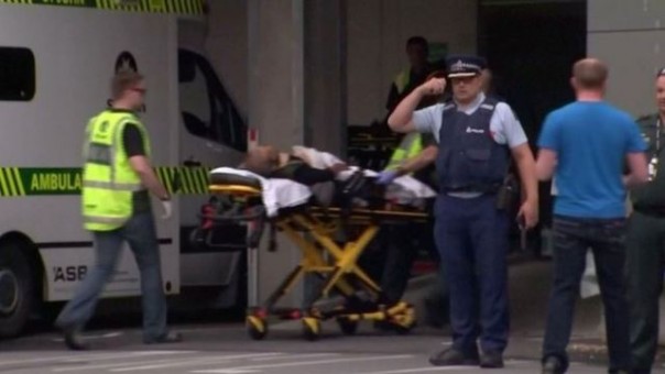 Petugas mengevakuasi salah seorang jamaah masjid Al Noor di Selandia Baru, yang ditembaki oleh seorang pria tak dikenal. Insiden disebut mengakibatkan banyak korban tewas. Foto: int  