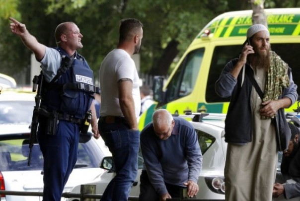 Polisi menjauhkan orang-orang dari Masjid Al Noor di Christchurch, Selandia Baru, Jumat (15/3). Penembakan terjadi di masjid itu saat jamaah menunaikan salat Jumat. Foto: int 