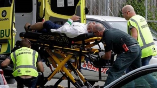 Petugas mengevakuasi salah satu korban yang terluka dalam insiden penembakan Masjid Al Noor di Selandia Baru.  Foto: int 