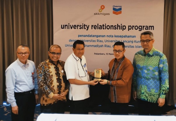 Rektor Universitas Riau menyerahkan plakat kenang-kenangan kepada manajemen PT CPI