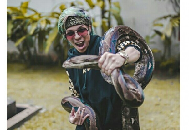 Atta Halilintar pegang ular besar (foto/instagram) 