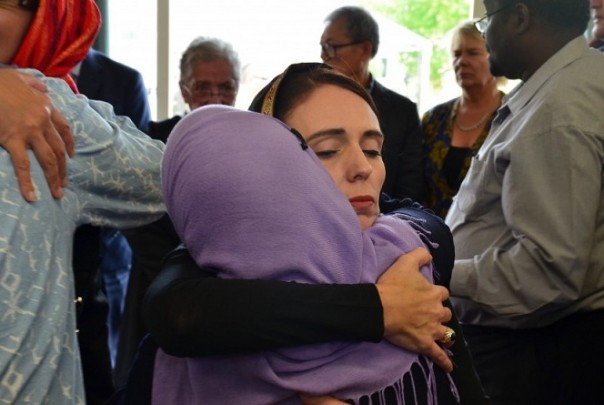 Perdana Menteri Selandia Baru Jacinda Ardern, bertemu anggota komunitas Muslim setelah penembakan brutal di dua masjid Christchurch, Selandia Baru.  Foto: int 
