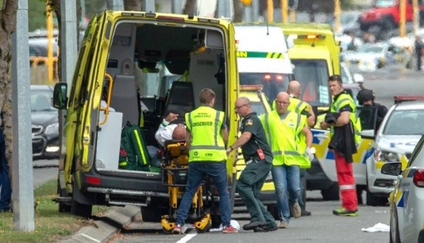 Petugas media di Selandia Baru tengah mengevakuasi salah seorang korban yang menjadi korban penembakan brutal masjid Kota Christchruch. Foto: int 