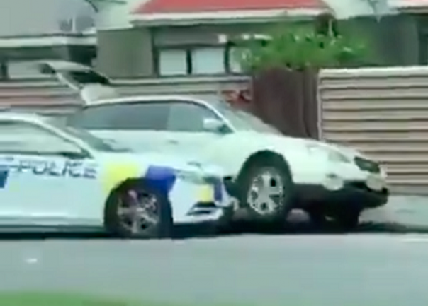 Mobil patroli petugas Kepolisian Selandia Baru menghantam mobi yang dikendarai tersangka pelaku penembakan keji Brentont Tarran. Foto: int 