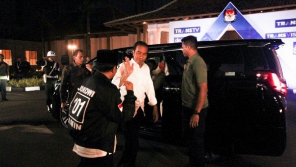 Capres petahana Jokowi saat tiba di lokasi acara debat cawapres di Hotel Sultan Jakarta, tadi malam. Foto: int 