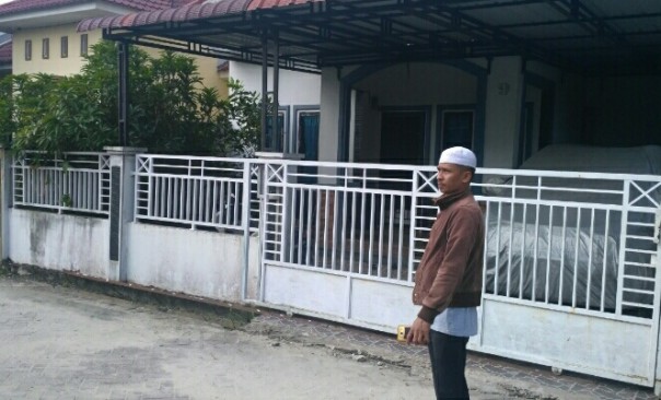 Warga mulai berdatangan ke kediaman Ustaz Abdul Somad di Pekanbaru (foto/riki) 