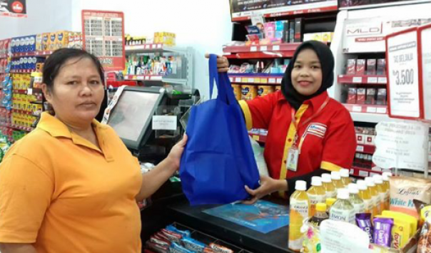 Alfamart dan Alfamidi mengajak pelanggan dan masyarakat luas untuk aktif mengurangi konsumsi kantong plastik sekali pakai./nof