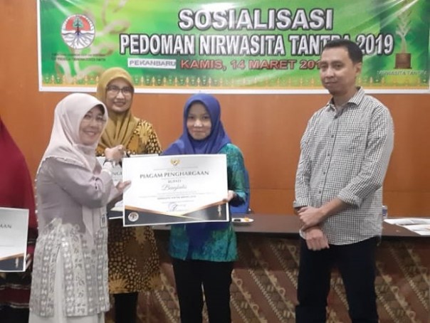 Kepala Dinas Lingkungan Hidup Kabupaten Bengkalis yang diwakili Kepala Bidang Tata Lingkungan, Rafiani menerima Piagam Nirwacita Tantra Award KLH/hari