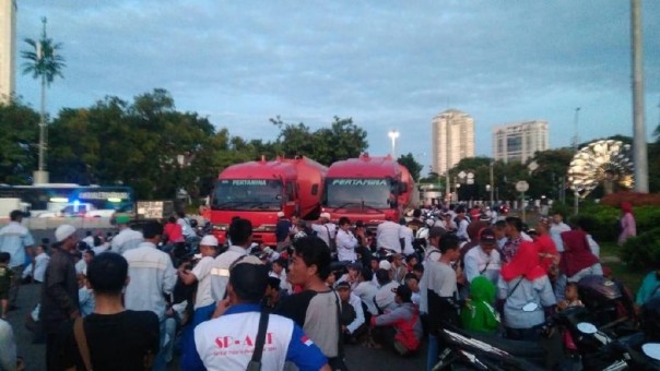 Massa Pendemo Ancam Bakar MObil Tangki Kalau tak Dijumpai Jokowi