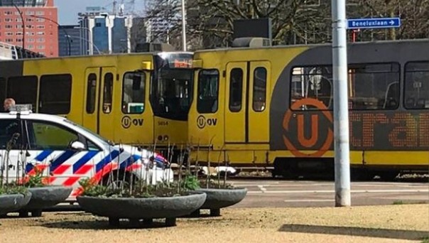 Petugas Kepolisian Belanda berjaga-jaga pada sebuah trem setelah seorang pria melakukan aksi penembakan secara brutal dalam moda transportasi umum tersebut. Foto: int 