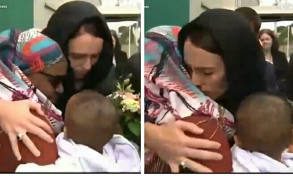 Perdana Menteri (PM) New Zealand (Selandia Baru), Jacinda Ardern peluk korban penembakan brutal beberapa waktu lalu (foto/int) 
