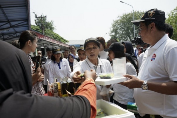 Menteri BUMN, Rini Soemarno saat berada di Pekanbaru dan mencicipi makanan dari pelaku usaha