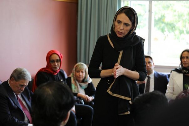 PM Selandia Baru Jacinda Ardenmengenakan jilbab saat bertemu komunitas muslim setelah terjadinya teror penyerangan masjid di negeri itu. Foto: int 