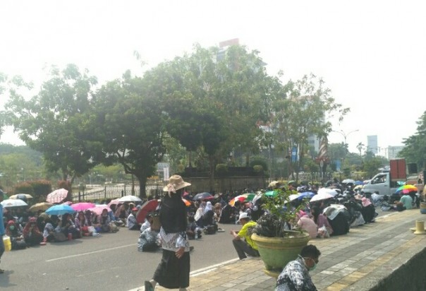 Ratusan guru membacakan yasin dan tahlil di depan Kantor Walikota Pekanbaru (foto/riki) 