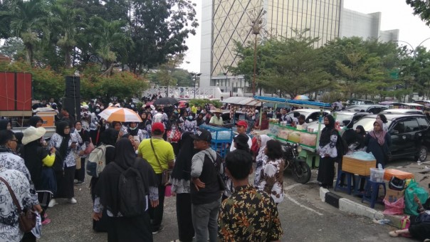 Ribuan guru saat melakukan aksi demo di Kantor Gubernur Riai