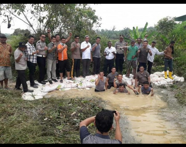 Polsek Minas beserta perangkat kampung Minas Barat, Kecamatan Minas, Kabupaten Siak, Riau membangun sekat kanal /lin