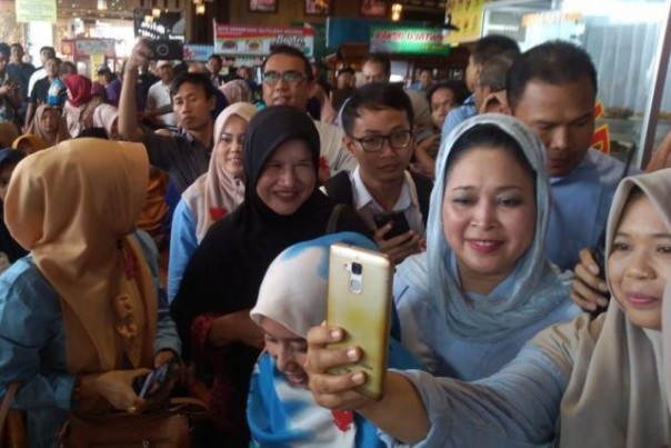 Titiek Soeharto diajak warga berfoto, saat hadir dalam sebuah kegiatan di Purwokerto, Senin 20 Maret 2019. Foto: int 