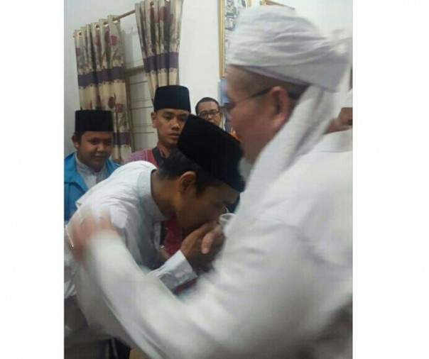 Ustaz Abdul Somad sambut Ustaz Tengku Zulkarnain di kampung halaman (foto/int)