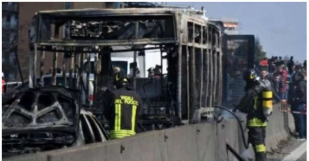 Bus yang digunakan untuk menyandera puluhan siswa di Italia, musnah dilalap api. Foto: int 
