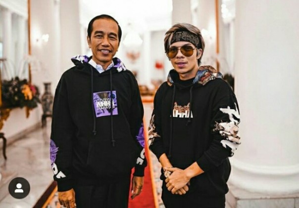 Atta Halilintar hadiahkan baju AHHA ke Presiden Jokowi (foto/instagram) 