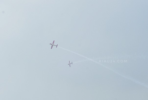Aksi Tim Jupiter Aerobatic diatas langit Pekanbaru, Kamis (21/3/2019) siang.
