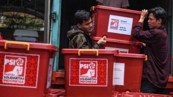 Simpatisan PSI mengangkat boks berisikan berkas pendaftaran Pemilu 2019 untuk diserahkan ke KPU, beberapa waktu lalu. Foto: int 