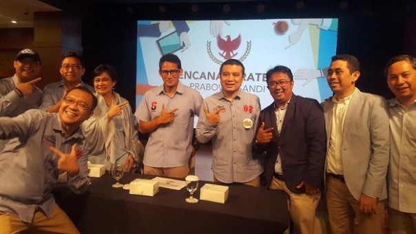 Erwin Aksa (di samping Sandi) bersama pengusaha lain, saat deklrasi dukungan terhadap pasangan Prabowo-Sandi. Foto: int 