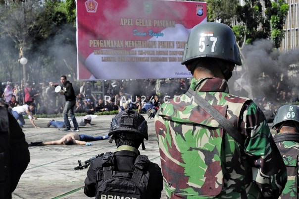 Personil TNI-Polri melumpuhkan seorang aktor provokasi dalam simulasi pengamanan pemilu 2019. Foto. Amri/riau24