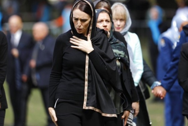 Dengan mengenakan kerudung warna hitam, PM Selandia Baru Jacinda Ardern ikut menghadiri peringatan aksi teror yang melanda dua masjid di negara itu. Foto: int